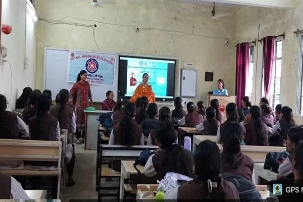 कक्षा में बैठी छात्राओं के सामने राष्ट्रीय सेवा योजना के उन्मुखीकरण कार्यक्रम को संबोधित करतीं शिक्षिकाएं