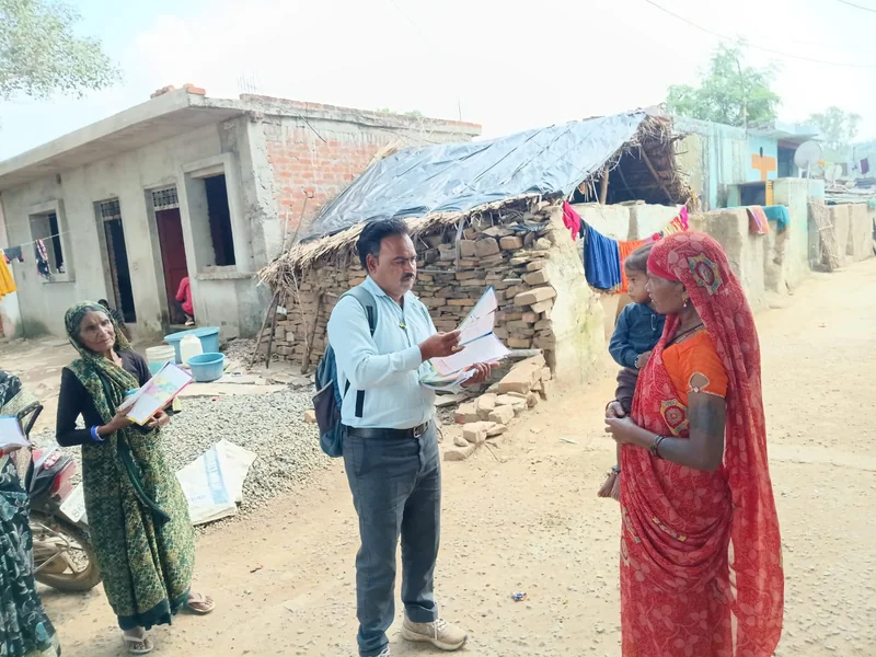 मेगा ड्राइव अभियानः पैरालीगल वालंटियर्स ने ग्राम लखनगवा में घर-घर जाकर दी 13 कल्याणकारी योजनाओं की जानकारी