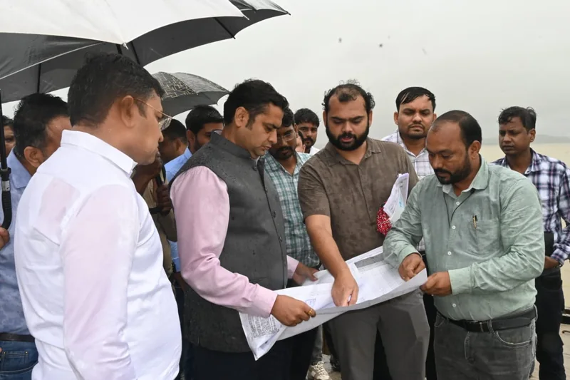 कलेक्टर श्री सिंह ने डुंगरिया में जलसमूह परियोजना का निरीक्षण