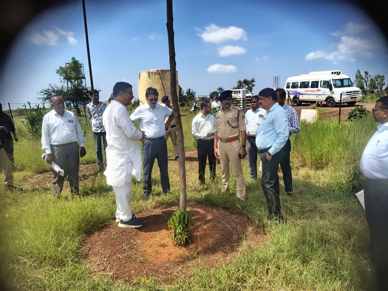 कलेक्टर डॉ. शेर सिंह मीना ने सामुदायिक पोषण वाटिका का किया निरीक्षण