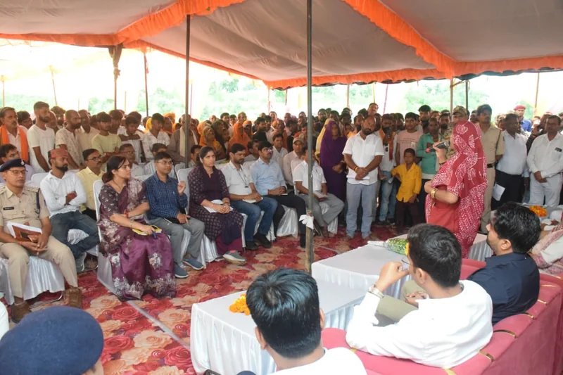 जन-विश्वास अभियान के तहत देवरा में जनसंवाद एवं समस्या निवारण शिविर