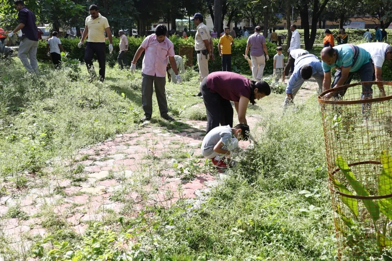 सेवा संकल्प अभियान के तहत कलेक्टर कार्यालय परिसर में चला स्वच्छता अभियान